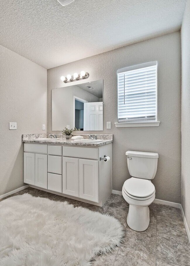 Building Photo - Beautiful + Well-Maintained Home in Benton...