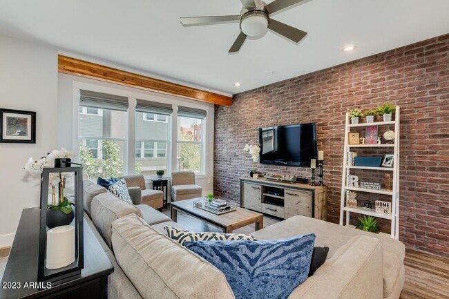 Building Photo - 816 N 3rd Ave