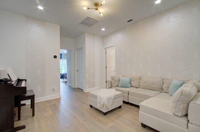 Building Photo - 587 Sanderling Cir