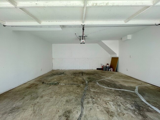 Building Photo - Spacious 4 Bed 3 Bath available in San Pedro!