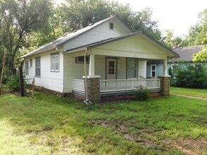 Building Photo - Very clean 2 bedroom/1 bath house in El Do...