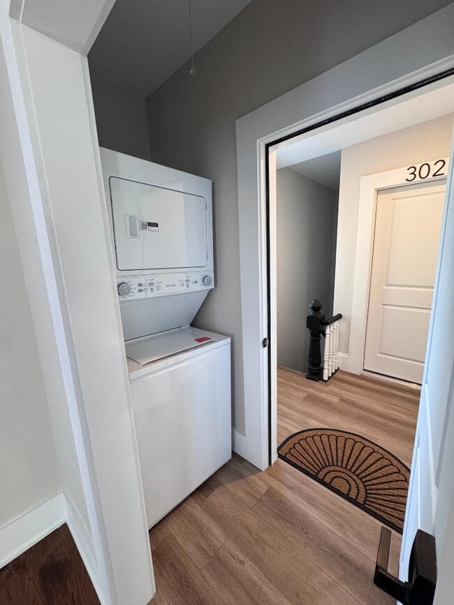 Building Photo - 300 E 3rd St