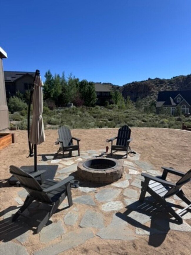 Building Photo - Beautiful 4BD/2BA Crowley Lake Home | Modern Finishes | Car Garage | Mountain Views