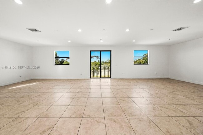 Building Photo - 1730 Thomas St