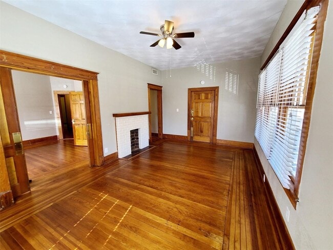 Building Photo - 2 Bedroom, 1 Bath in Munger Place!