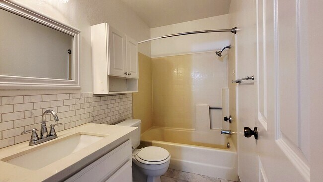 Building Photo - 2 Bedroom/ 2 Bath Condo In The Heart of Gl...