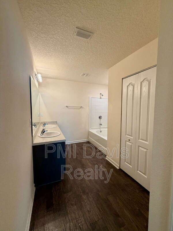 Building Photo - 2482 Beachview Dr