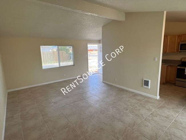 Building Photo - 2 Bedroom, 1 Bath Duplex For Rent in Calif...