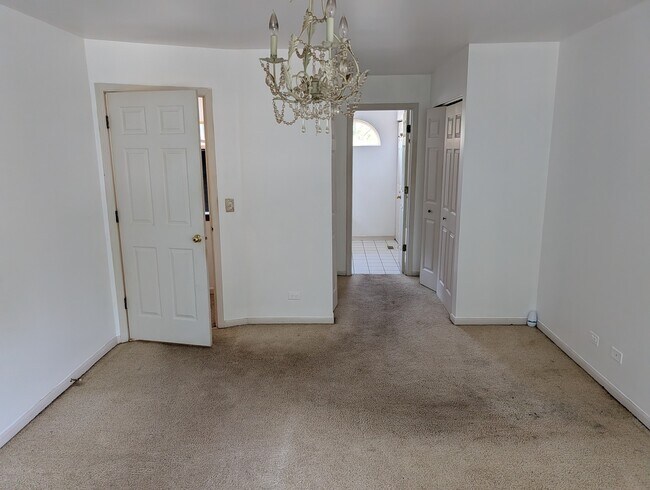 Building Photo - 843 E Princeton Cir