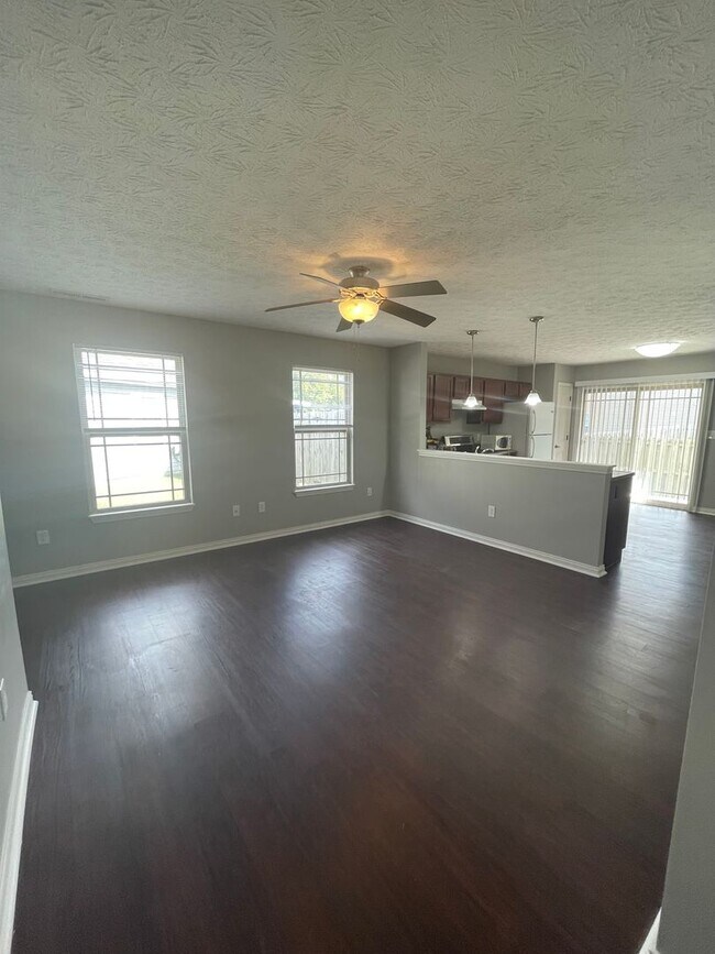Building Photo - Three Bedroom Single Family Home - Great N...