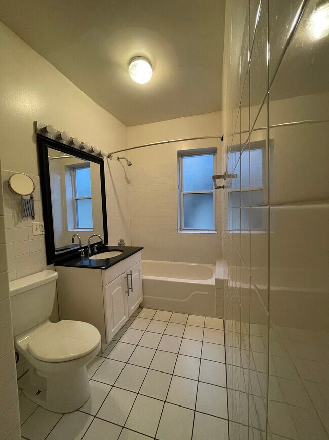 Building Photo - 3547 W Dickens Ave