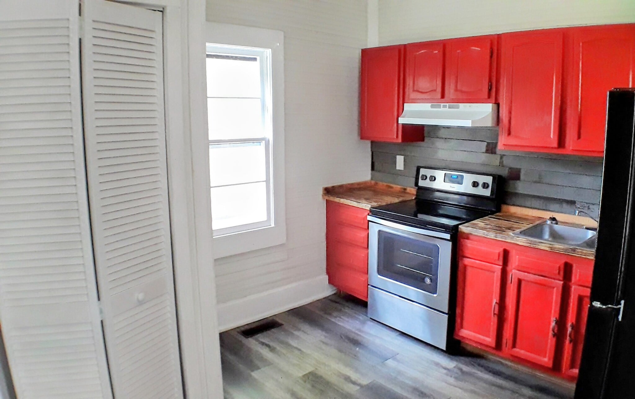 Kitchen1 - 147 Vine St