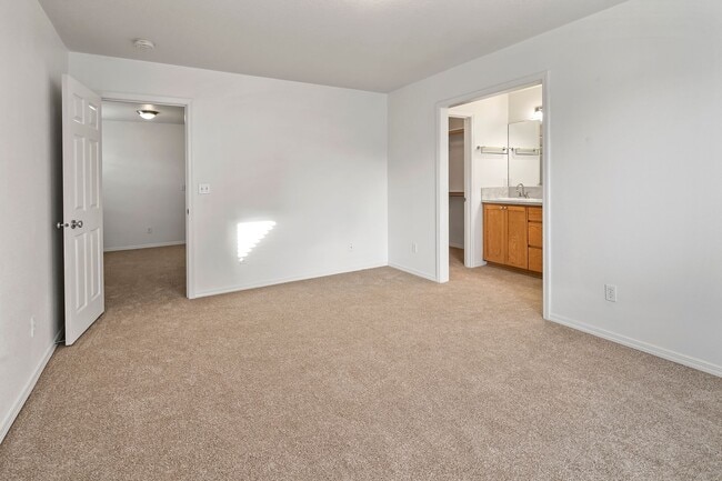 Building Photo - 1611 SW San Mateo Terrace