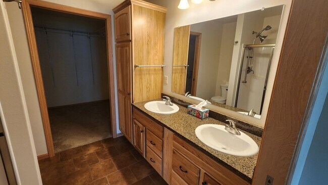 Building Photo - 1329 Pinecrest Ln