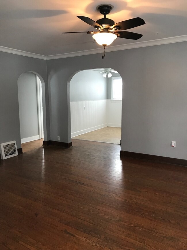 Building Photo - large 3br 2 bath home with full basement &...