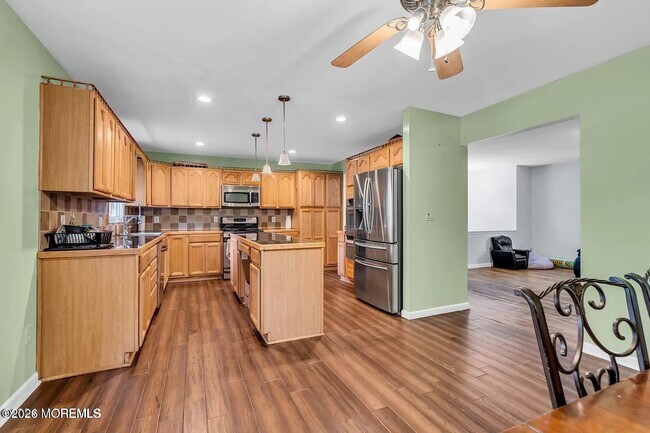 Building Photo - 518 River Dr