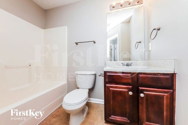 Building Photo - 419 Lake Ridge Ln