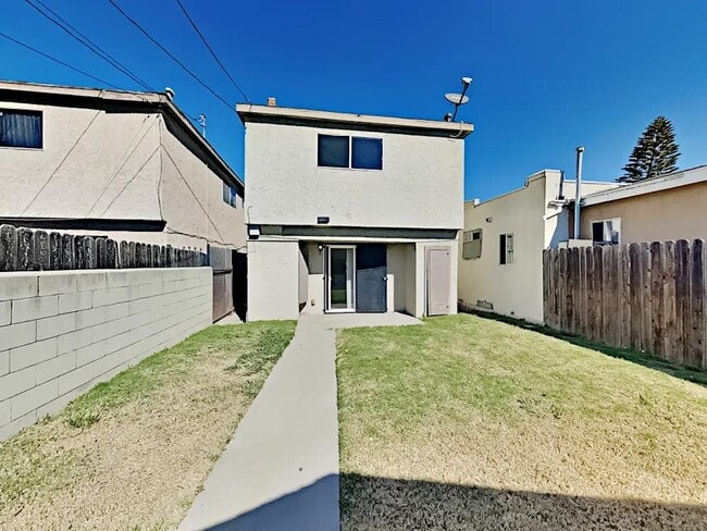 Building Photo - 121 E 67th Way