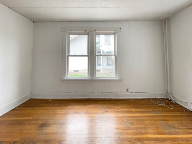 Building Photo - Space, Comfort & Location—Minutes from Ball State