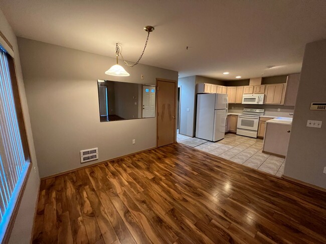 Building Photo - Charming 2 Bedroom Condo minutes from I5 a...