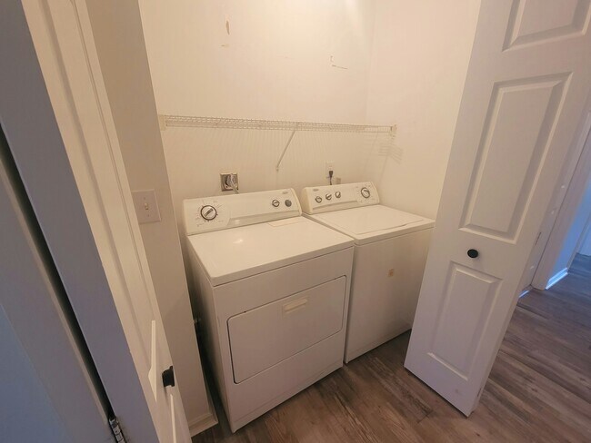 Building Photo - 470 Yale Dr