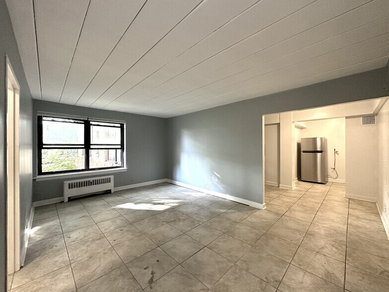 Building Photo - 1360 W Touhy Ave