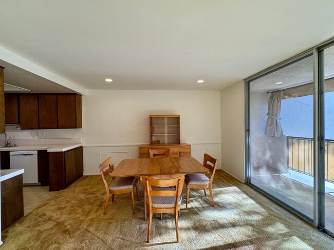 Building Photo - Large 2 bed 2 bath