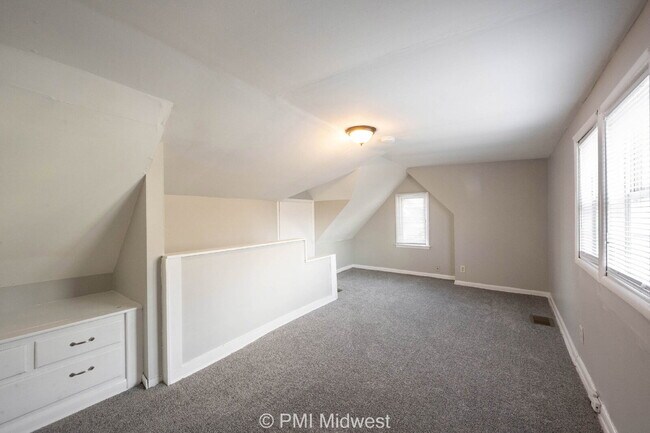 Building Photo - "Charming 3-Bedroom Haven with Spacious Living in Indianapolis – 2,190 Sq Ft of Comfort!"