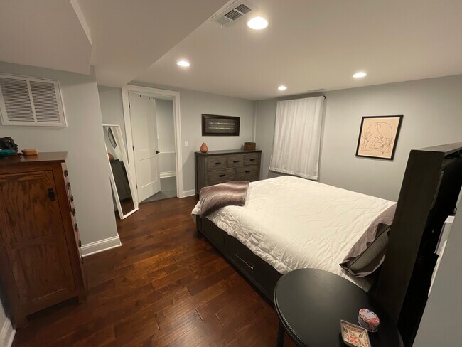 Master Bedroom (King) - 2717 N Artesian Ave