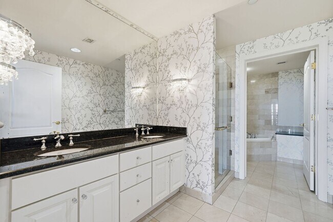 Building Photo - Penthouse Living in Midtown!