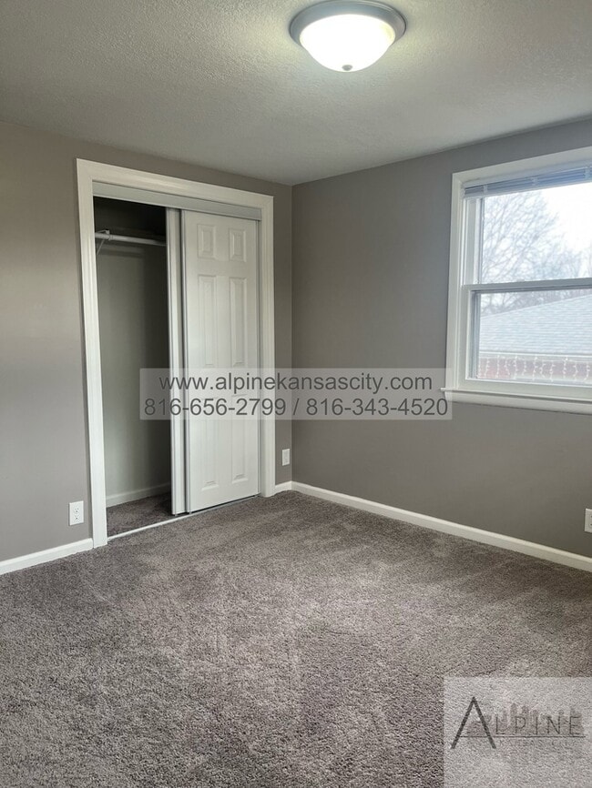 Building Photo - 5 Bedrooms, PLUS Rec Room in Gladstone!