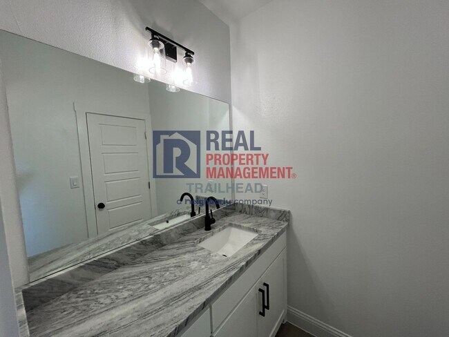 Building Photo - Stylish 3 Bed, 2 Bath Home in Gated Lakeside Community!