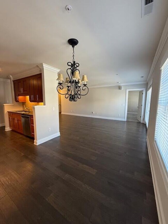 Building Photo - Experience the Heart of It All - at Mayfaire Townview!