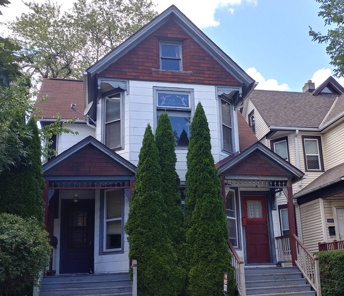 Primary Photo - 2461 N Oakland Ave