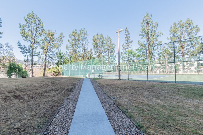 Building Photo - Beautiful One Bedroom Apartment in Los Ang...