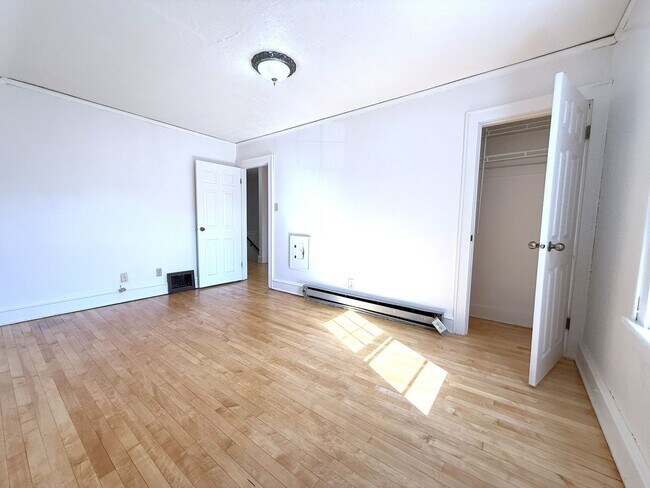 Building Photo - 3-bedroom single family in West Allis - Av...