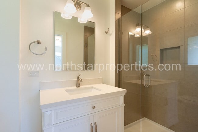 Building Photo - Exceptional Remodel Near Waluga Park