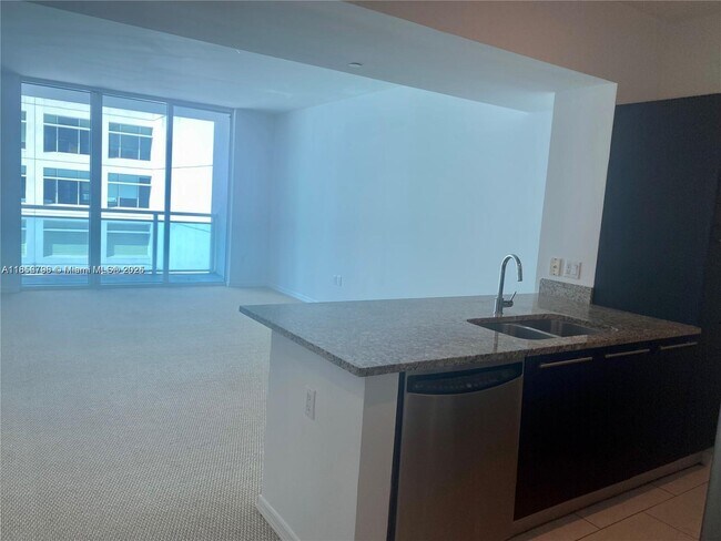 Building Photo - 950 Brickell Bay Dr