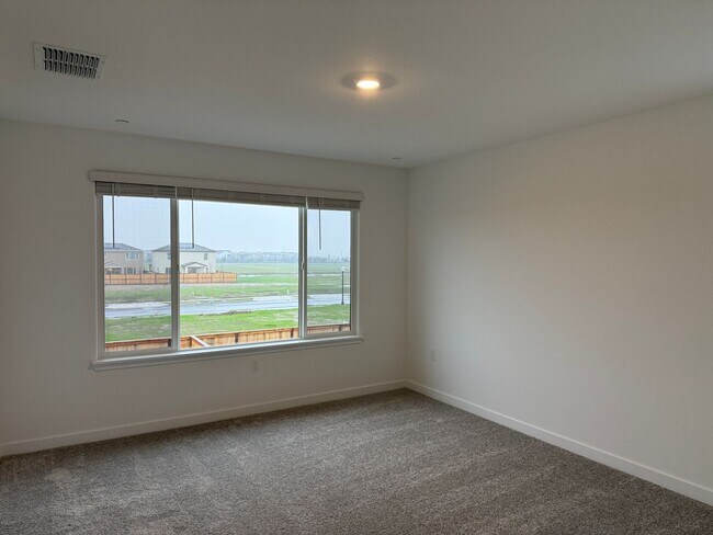 Building Photo - Beautiful 3 bed /2.5 bath Waiting For You!  SOLAR!!  Please read entire ad for viewings!