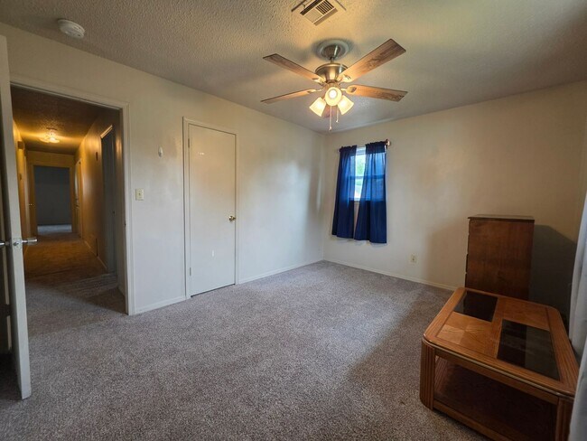 Building Photo - Cute 4 bedroom home in Shawnee