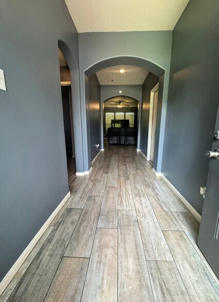 Beautiful entry way - 4019 Strawberry Ct