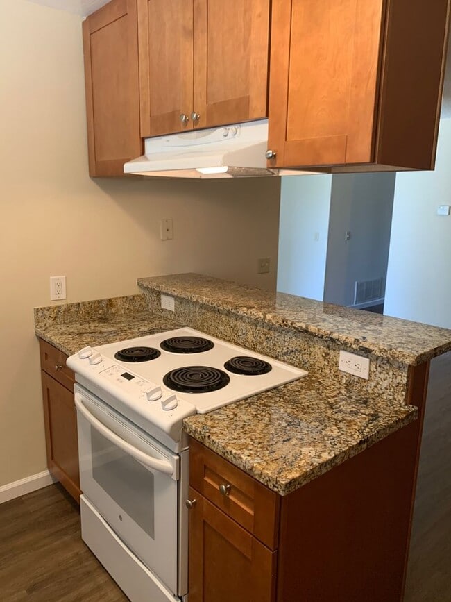 Building Photo - Excellent Value! Spacious Updated South Sa...