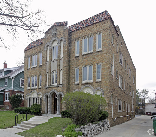Building Photo - 1809 E Lake Bluff Blvd