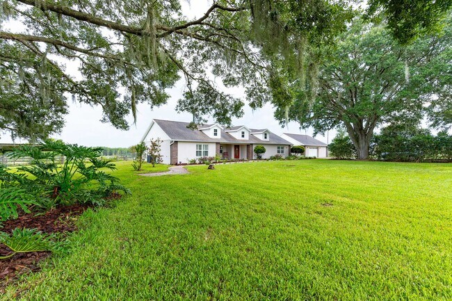 Building Photo - Country living close to everything - 3 bed, 3.5 bath, on an acre