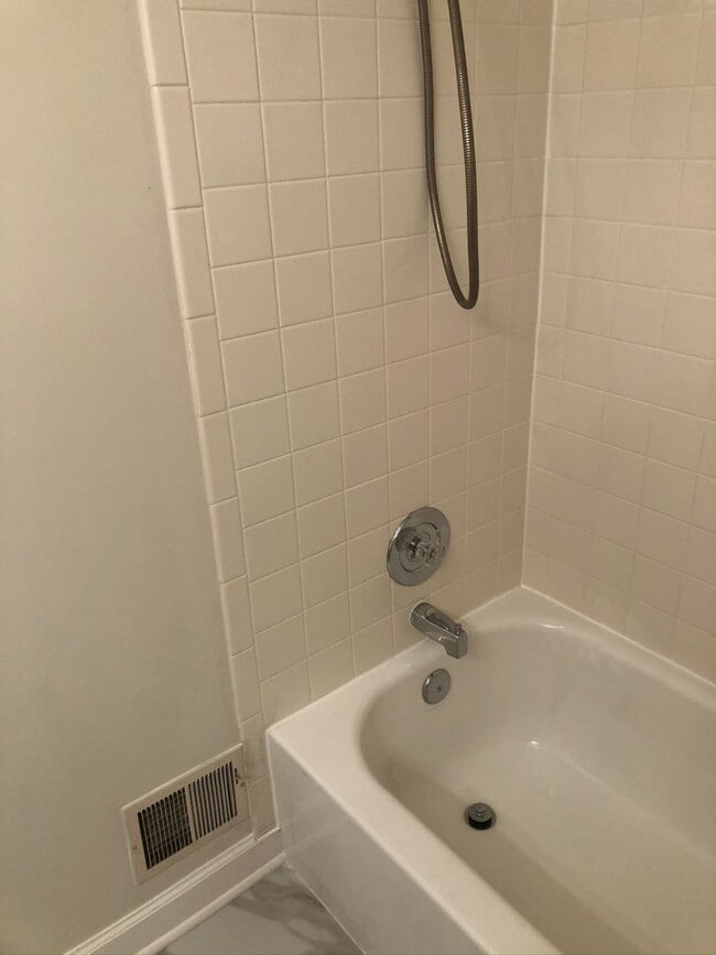 Building Photo - Spacious Townhome, Great Location!