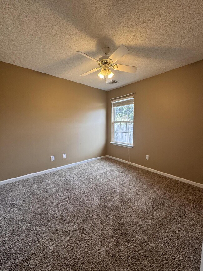 Building Photo - Spacious 3BR Home with Large Fenced Yard – Prime Simpsonville Location!