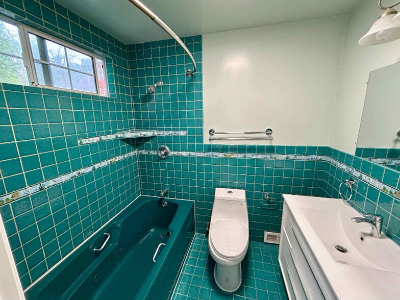 Building Photo - 1180 Sierra Vista Way