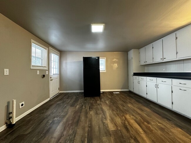Building Photo - Recently Renovated 3 Bedroom 1 Bath Single...