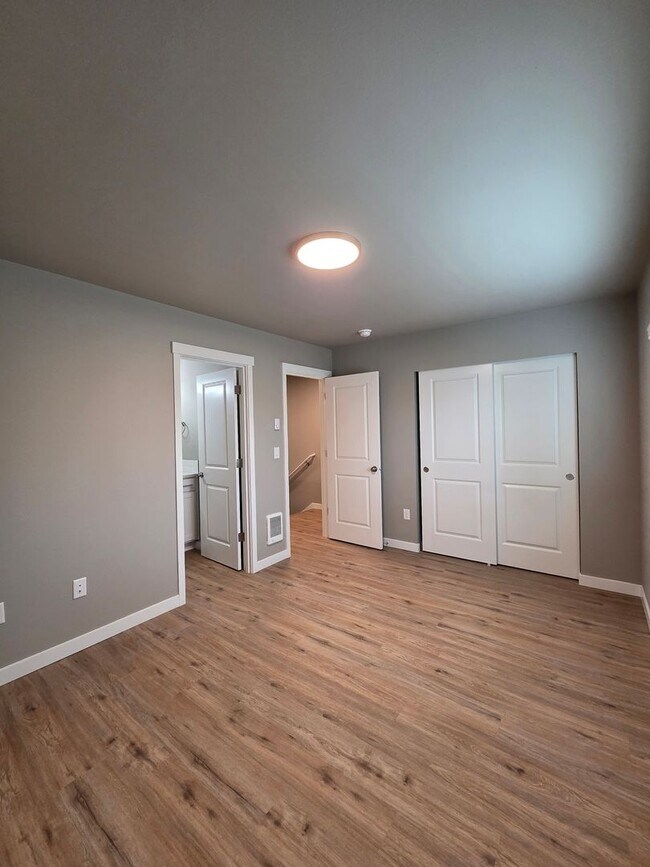 Building Photo - Brand New Large 2 bedroom 2.5 Bathrooms in Centralia