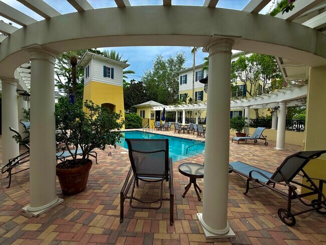 Building Photo - 319 Flamingo Dr